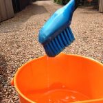 borstel met waterreservoir